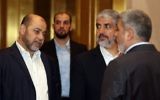 Khaled Meshaal, 2e à droite, chef du Hamas en exil, avec Moussa Abu Marzouk, à gauche, avant une conférence de presse à Doha, au Qatar, le 1er mai 2017. (Crédit : Karim Jaafar/AFP)