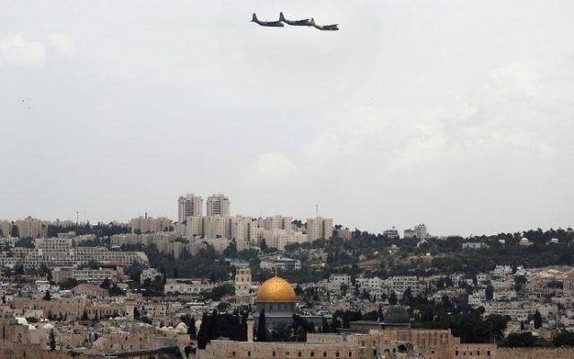 Les avions de transport israéliens C-130 Hercules volent au dessus de Jérusalem lors des festivités marquant la 69ème Journée de l'indépendance, le 2 mai 2017 (Crédit : AFP Photo/Thomas Coex) Les avions de transport israéliens C-130 Hercules volent au dessus de Jérusalem lors des festivités marquant la 69ème Journée de l'indépendance, le 2 mai 2017 (Crédit : AFP Photo/Thomas Coex)