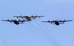 Les avions de transport Hercules Shimshon de l'armée de l'air israélienne pendant le survol de Tel Aviv pour Yom HaAtsmaout, le 2 mai 2017. (Crédit : Jack Guez/AFP)