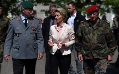La ministre allemande de la Défense, Ursula von der Leyen, au centre, avec l'Inspecteur général des forces armées allemandes, Volker Wieker, à droite, et l'inspecteur Heer General Joerg Vollmeer, à gauche, sur la base du 291e Jagerbataillon à Illkkirch, le 3 mai 2017. (Crédit : Frederick Florin/AFP)