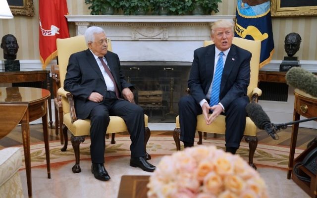 Le président américain Donald Trump avec le président de l'Autorité palestinienne Mahmoud Abbas dans le Bureau ovale de la Maison Blanche, le 3 mai 2017. (Crédit : Mandel Ngan/AFP)