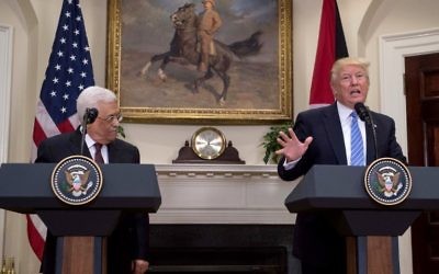 Le président américain Donald Trump et le président de l'Autorité palestinienne Mahmoud Abbas lors d'une conférence de presse à la Maison Blanche, le 3 mai 2017. (Crédit : Nicholas Kamm/AFP)