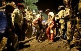 Secouristes sortant un corps d'une mine de charbon qui s'est effondrée à Azad Shahr, dans le nord de l'Iran, après une explosion, le 4 mai 2017. (Crédit : Mostafa Hassanzadeh/Tasnim/AFP)