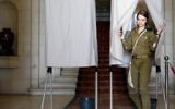 Une soldate israélienne vote au consulat français de Jérusalem pour le second tour de l'élection présidentielle française, le 7 mai 2017. (Crédit : Thomas Coex/AFP)