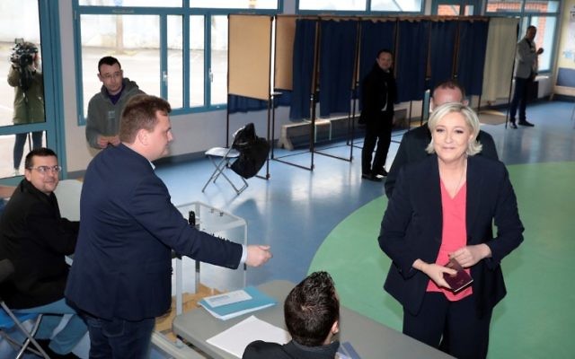 Marine Le Pen vote au second tour de l'élection présidentielle française à Hénin-Beaumont, le 7 mai 2017. (Crédit : Joël Saget/AFP) Marine Le Pen vote au second tour de l'élection présidentielle française à Hénin-Beaumont, le 7 mai 2017. (Crédit : Joël Saget/AFP)