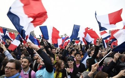Les partisans d'Emmanuel Macron devant la pyramide du Louvre, à Paris, après la victoire de leur candidat à l'élection présidentielle française, le 7 mai 2017. (Crédit : Eric Feferberg/AFP)