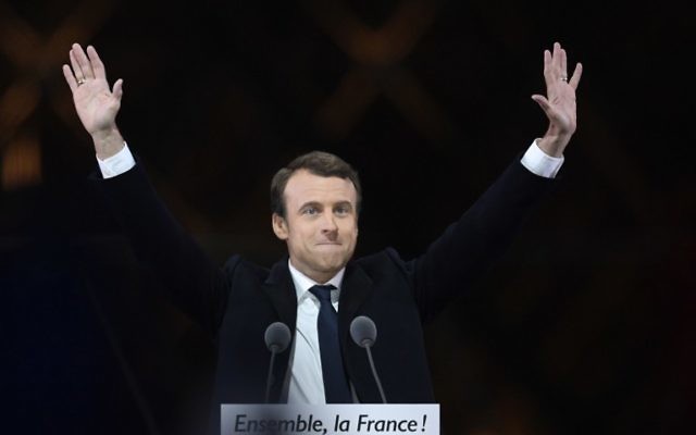 Emmanuel Macron, élu à la présidence de la République française, devant la pyramide du Louvre, le 7 mai 2017. (Crédit : Eric Feferberg/AFP)