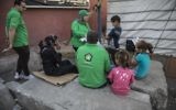 Des membres du programme gouvernemental égyptien "Enfants sans abris" dans les rues du Caire, le 11 mai 2017. (Crédit : Khaled Desouki/AFP)
