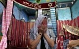 Une juive française priant à la synagogue de Ghriba à Djerba le 12 mai 2017 lors du premier jour du pèlerinage annuel à la synagogue sur l'île de Djerba, en Tunisie (Crédit : AFP PHOTO / FETHI BELAID)