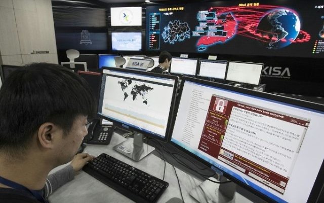 Suivi de la propagation de l'attaque informatique WannaCry à l'Agence coréenne d'internet et de sécurité (KISA), à Séoul, le 15 mai 2017. (Crédit : Yonhap/AFP)