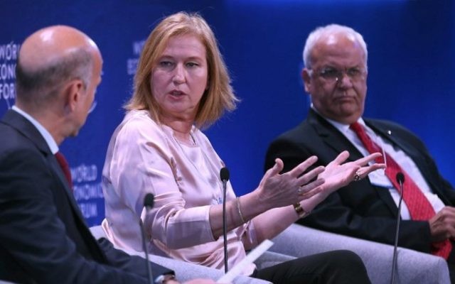 Tzipi Livni, (au centre), avec le négociateur de l'Autorité palestinienne Saeb Erekat, (à droite), au Forum économique mondial, en Jordanie, le 20 mai 2017. (Crédit : Khalil Mazraawi/AFP) Tzipi Livni, (au centre), avec le négociateur de l'Autorité palestinienne Saeb Erekat, (à droite), au Forum économique mondial, en Jordanie, le 20 mai 2017. (Crédit : Khalil Mazraawi/AFP)