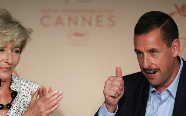 Adam Sandler , à droite, aux côtés d'Emma Thompson durant une conférence de presse pour le film  'The Meyerowitz Stories (New and Selected)' lors du 70ème festival du film de Cannes dans le sud de la France, le 21 mai 2017 (Crédit : Laurent EMMANUEL / AFP)