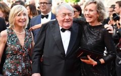 La photographe Iris van der Waard, à droite, et le réalisateur français Claude Lanzmann, au centre, avant la projection du film "Napalm" au 70 e festival de Cannes, le 21 mai 2017. (Crédit : Alberto Pizzoli/AFP)
