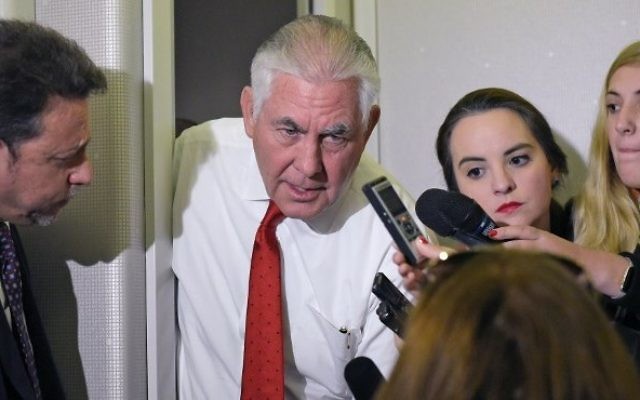 Rex Tillerson, secrétaire d'Etat américain, avec les journalistes à bord d'Air Force One entre Ryad et Tel Aviv, le 22 mai 2017. (Crédit : Mandel Ngan/AFP)