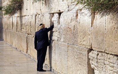 Le président américain Donald Trump devant le mur Occidental, le lieu de prière le plus saint du judaïsme, dans la Vieille ville de Jérusalem, le 22 mai 2017. (Crédit : Ronen Zvulun/Pool/AFP)