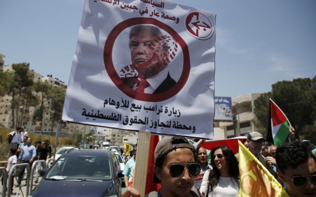 Manifestation contre la visite du président américain Donald Trump en Israël et en Cisjordanie à Qalandiya, en Cisjordanie, le 22 mai 2017. (Crédit : Abbas Momani/AFP) Manifestation contre la visite du président américain Donald Trump en Israël et en Cisjordanie à Qalandiya, en Cisjordanie, le 22 mai 2017. (Crédit : Abbas Momani/AFP)
