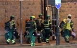 Secouristes sur la scène d'une attaque terroriste devant l'Arena de Manchester, où jouait Ariana Grande, le 23 mai 2017. (Crédit : Paul Ellis/AFP)