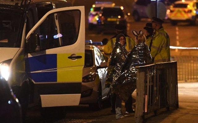 Scène d'une attaque terroriste devant l'Arena de Manchester, où jouait Ariana Grande, le 23 mai 2017. (Crédit : Paul Ellis/AFP) Scène d'une attaque terroriste devant l'Arena de Manchester, où jouait Ariana Grande, le 23 mai 2017. (Crédit : Paul Ellis/AFP)