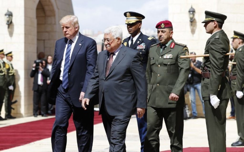 Le président américain Donald Trump, à gauche, et le président de l'Autorité palestinienne Mahmoud Abbas, 2e à gauche, au palais présidentielle de Bethléem, en Cisjordanie, le 23 mai 2017. (Crédit: Thomas Coex/AFP) Le président américain Donald Trump, à gauche, et le président de l'Autorité palestinienne Mahmoud Abbas, 2e à gauche, au palais présidentielle de Bethléem, en Cisjordanie, le 23 mai 2017. (Crédit: Thomas Coex/AFP)