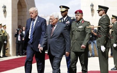 Le président américain Donald Trump, à gauche, et le président de l'Autorité palestinienne Mahmoud Abbas, 2e à gauche, au palais présidentielle de Bethléem, en Cisjordanie, le 23 mai 2017. (Crédit: Thomas Coex/AFP)