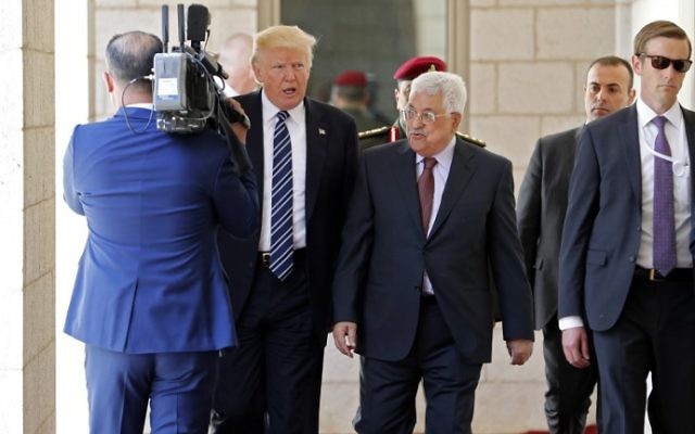Le président américain Donald Trump, à gauche, et le président de l'Autorité palestinienne Mahmoud Abbas, au centre, au palais présidentiel de Bethléem, en Cisjordanie, le 23 mai 2017. (Crédit: Thomas Coex/AFP)