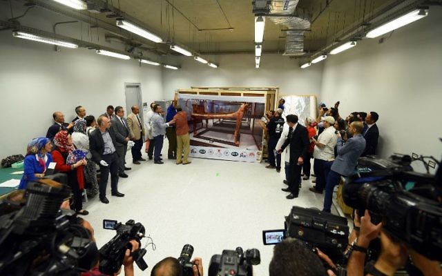 Arrivée d'objets ayant appartenu au pharaon égyptien Toutankhamon au nouveau Grand musée égyptien du Caire, le 23 mai 2017. (Crédit : Mohamed el-Shahed/AFP)
