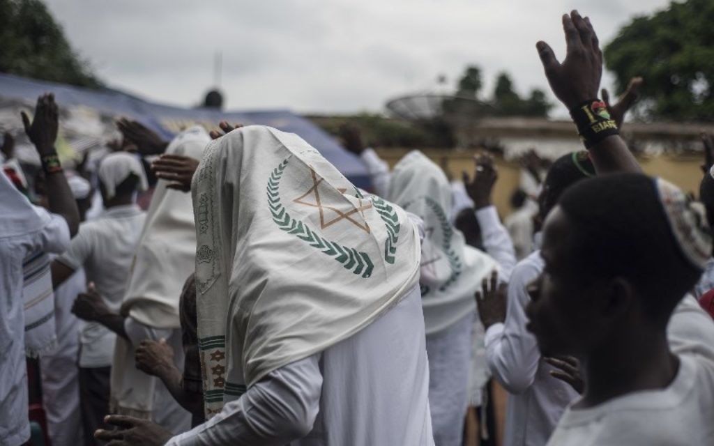 Partisans du Peuple indigène du Biafra et membres de la synagogue Yahveh Yashua célèbrent Shabbat devant la maison de leur leader, Nnamdi Kanu, à Umuahia, le 27 mai 2017. (Crédit : Stefan Heunis/AFP)