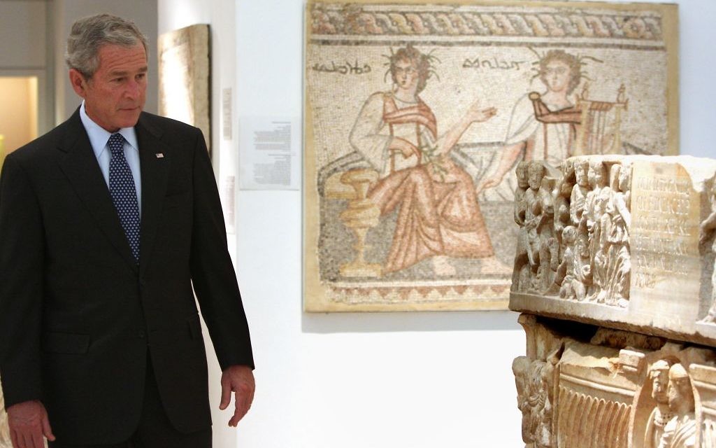 Le président américain George W. Bush pendant une visite du musée de la Terre de la Bible à Jérusalem, le 16 mai 2008. (Crédit : Ancho Gosh/Flash90)