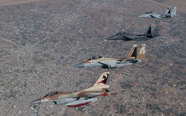 F-15 et F-16 israéliens et américains dans le sud d'Israël, en mai 2017. (Crédit : unité des porte-paroles de l'armée israélienne)