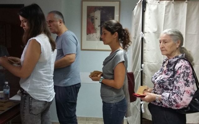 L'un des bureaux de vote du Consulat français de Tel Aviv, le 7 mai 2017. Illustration. (Crédit : Dahlia Perez)