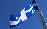 Le drapeau du Québec. (Crédit : AzertyFab/CC BY SA 3.0)