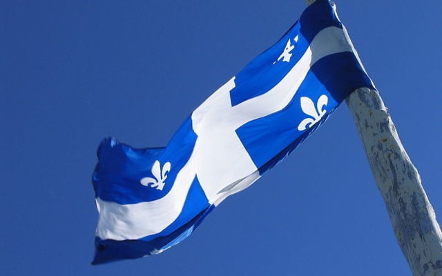 Le drapeau du Québec. (Crédit : AzertyFab/CC BY SA 3.0)