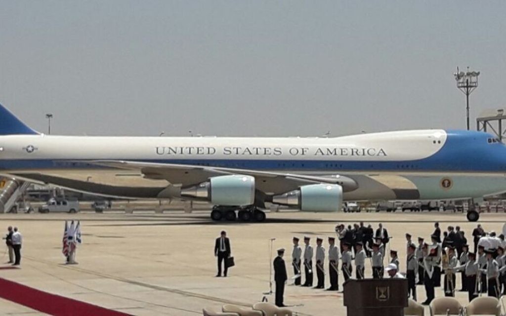 Air Force One, avec le président américain Donald Trump à bord, sur le tarmac de l'aéroport Ben Gurion, le 22 mai 2017. (Crédit : GPO)