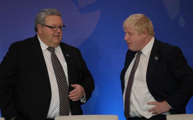 Le secrétaire aux Affaires étrangères britannique (droite) avec Gerry Brownlee, ministre des Affaires étrangères néo-zélandais, à Washington DC le 21 juillet 2016. (Crédit : Département d'État/Domaine public) Le secrétaire aux Affaires étrangères britannique (droite) avec Gerry Brownlee, ministre des Affaires étrangères néo-zélandais, à Washington DC le 21 juillet 2016. (Crédit : Département d'État/Domaine public)