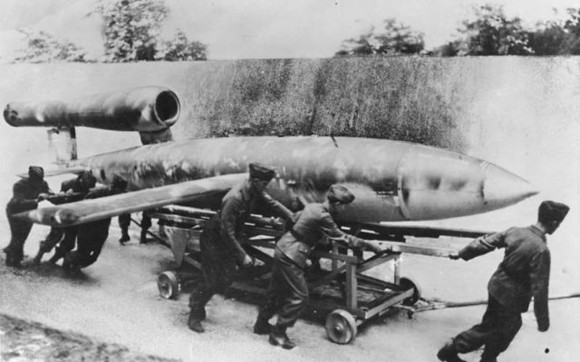 Des soldats allemands se préparent à tirer une fusée V1 en 1944. Illustration. (Crédit : PK-Lysiak/Transocean-Europapress German Federal Archive via WikiCommons) Des soldats allemands se préparent à tirer une fusée V1 en 1944. Illustration. (Crédit : PK-Lysiak/Transocean-Europapress German Federal Archive via WikiCommons)