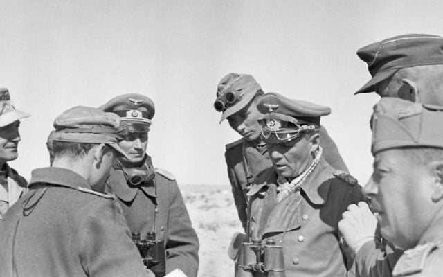 Erwin Rommel et son équipe près d'El Agheila, le 12 janvier 1942. (Crédit : By Bundesarchiv, Bild 183-1982-0927-503/Zwilling, Ernst A. /CC BY-SA 3.0/WikiCommons)