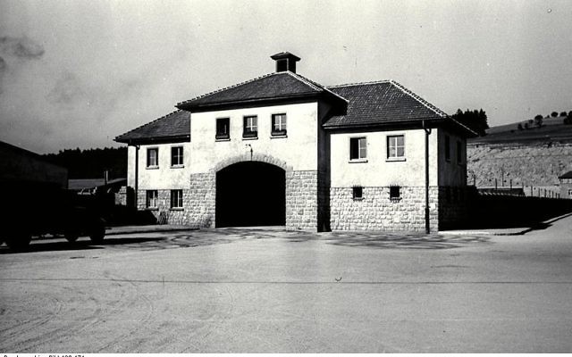 Le "Jourhaus", l'entrée principale du camp Gusen I, aux environs de 1941. (Crédit : Bundesarchiv, Bild 192-171/ CC-BY-SA 3.0/WikiCommons) Le "Jourhaus", l'entrée principale du camp Gusen I, aux environs de 1941. (Crédit : Bundesarchiv, Bild 192-171/ CC-BY-SA 3.0/WikiCommons)
