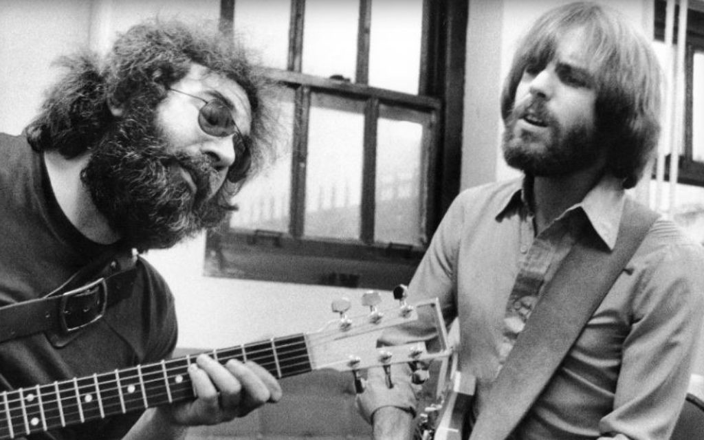 Jerry Garcia et Bob Weir en coulisses en 1977. (Crédit : Peter Simon) Jerry Garcia et Bob Weir en coulisses en 1977. (Crédit : Peter Simon)