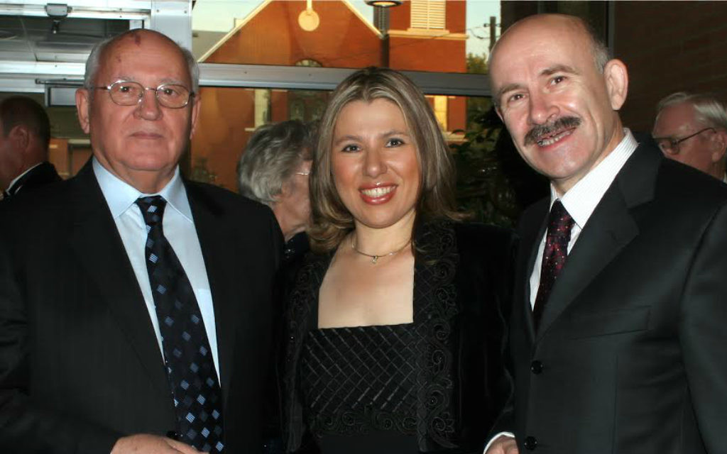 Susan Polgar, grand maître d'échecs avec Mikhail Gorbachev, à sa gauche, et le traducteur Pavel Palazhchenko. (Crédit : autorisation)