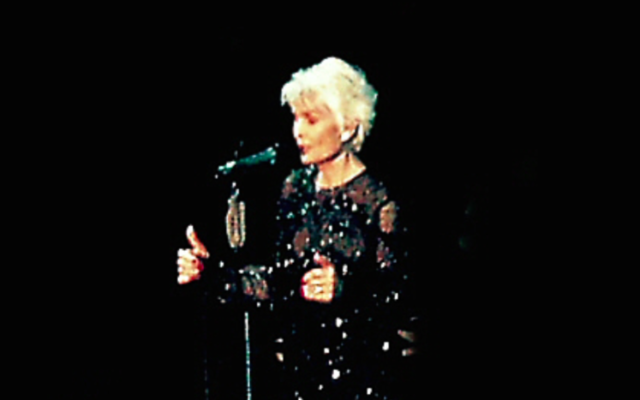 L'ancienne actrice et chanteuse israélienne Daliah Lavi, durant un concert à Gewandhaus en Allemange, en mars 2009. (Crédit : Wikimedia : CC BY-SA 3.0) L'ancienne actrice et chanteuse israélienne Daliah Lavi, durant un concert à Gewandhaus en Allemange, en mars 2009. (Crédit : Wikimedia : CC BY-SA 3.0)