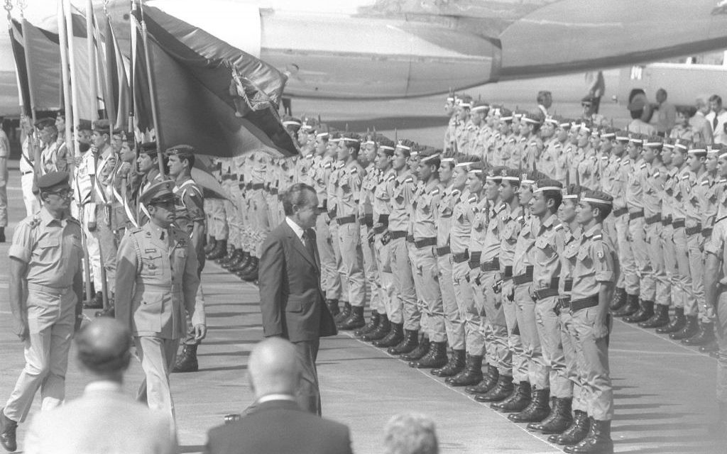 Le président américain Richard Nixon inspectant une garde d'honneur des cadets de l'aviation à l'aéroport Ben Gurion, en 1974. (Crédit : Yaacov Saar/GPO)