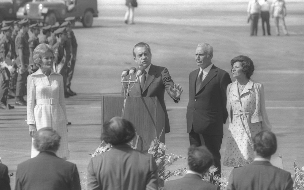 Le président américain Richard Nixon pendant sa cérémonie d'accueil à l'aéroport Ben Gurion, en 1974. (Crédit : Yaacov Saar/GPO)