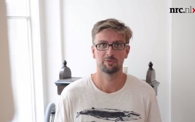 Capture d'écran de la vidéo de Derk Walters, un journaliste néerlandais pour le quotidien NRC Handelsblad (Crédit : YouTube / NRC)