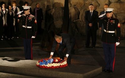 Le président américain George W Bush dépose une gerbe de fleurs à la mémoire des six millions de victimes juives de la Shoah, à Yad Vashem, à Jérusalem, le 11 janvier 2008. (Crédit : Michal Fattal/Flash90)