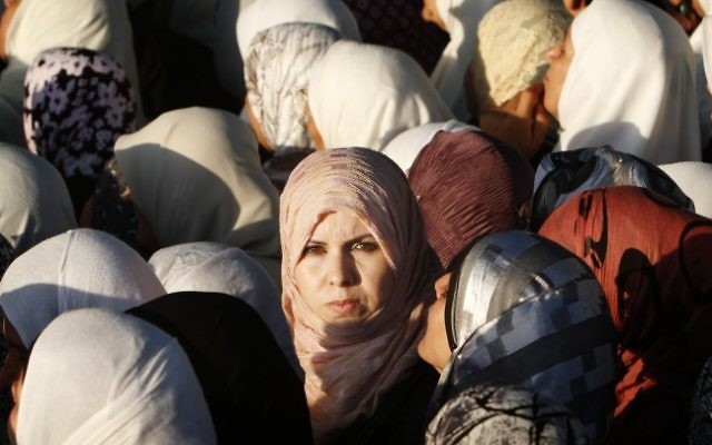 Photo d'illustration de femmes musulmanes réunies pour les prières du Ramadan à Jérusalem (Crédit : Miriam Alster/Flash90)