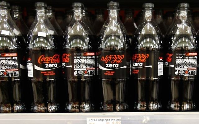 Des bouteilles de Coca-Cola Zéro dans un supermarché d'Israël, le 3 décembre 2014 (Crédit :Nati Shohat/Flash90) Des bouteilles de Coca-Cola Zéro dans un supermarché d'Israël, le 3 décembre 2014 (Crédit :Nati Shohat/Flash90)