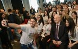 Le président Reuven Rivlin dans les bureaux de Google à Tel Aviv, en février 2015. (Crédit : Mark Neyman/GPO)