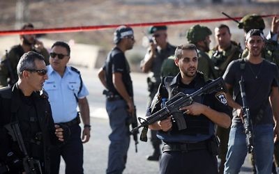 Forces de sécurité israéliennes au checkpoint Hizme, au nord de Jérusalem, le 21 octobre 2015. Illustration. (Crédit : Yonatan Sindel/Flash90)