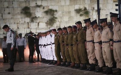 Des soldats pendant la minute de silence précédant la cérémonie de Yom HaZikaron au mur Occidental, le lieu le plus saint du judaïsme, dans la Vieille Ville de Jérusalem, le 30 avril 2017. (Crédit : Hadas Parush/Flash90)