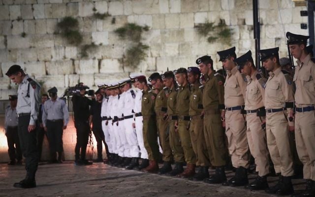 Des soldats pendant la minute de silence précédant la cérémonie de Yom HaZikaron au mur Occidental, le lieu le plus saint du judaïsme, dans la Vieille Ville de Jérusalem, le 30 avril 2017. (Crédit : Hadas Parush/Flash90) Des soldats pendant la minute de silence précédant la cérémonie de Yom HaZikaron au mur Occidental, le lieu le plus saint du judaïsme, dans la Vieille Ville de Jérusalem, le 30 avril 2017. (Crédit : Hadas Parush/Flash90)
